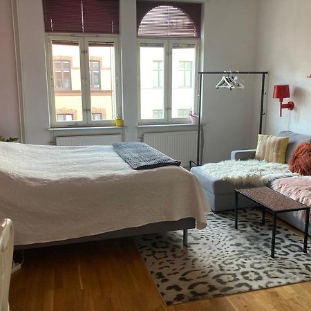 Rum Med Eget Badrum Och Stort, Delat Koek,Centralt I Malmoe A Room In An Apartment, Own Bathroom And Kitchen Shared With A Family Eksteriør bilde